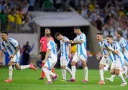 Лионель Месси не реализует пенальти, но Аргентина все же обыгрывает Эквадор и выходит в полуфиналы.
