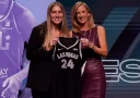 Кейт Мартин испытывает самое большое удивление в жизни: Пришла на драфт в Женской национальной баскетбольной ассоциации (WNBA), чтобы поддержать Кейтлин Кларк, и выигрывает самый большой приз в своей жизни