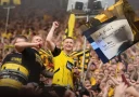 Марко Ройс угощает пивом 80 000 фанатов "Боруссии" из Дортмунда, прощаясь как клубная легенда.