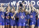 Женская сборная США выигрывает первый Кубок W после победы над Бразилией в финале.