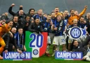 Футбольный клуб "Интер" стал чемпионом Италии, победив "Милан" в прямом противостоянии.