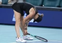 Соболенко разбивает ракетку после поражения от украинки Ангелины Калининой в Майами и уходит без рукопожатия