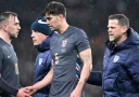Джон Стоунз: Защитник "Манчестер Сити" травмированно покидает пол во время матча сборных Англии и Бельгии
