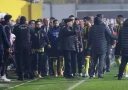 Президент "Истанбулспора" вывел команду с поля в последнем позорном эпизоде для турецкого футбола после нападения на судью.