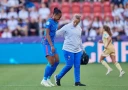 Одна из главных звёзд женского Евро-2022 получила травму и покинула поле на костылях