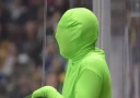 Смотрите: "Зеленые человечки" торжественно возвращаются на матч Кэнаксов