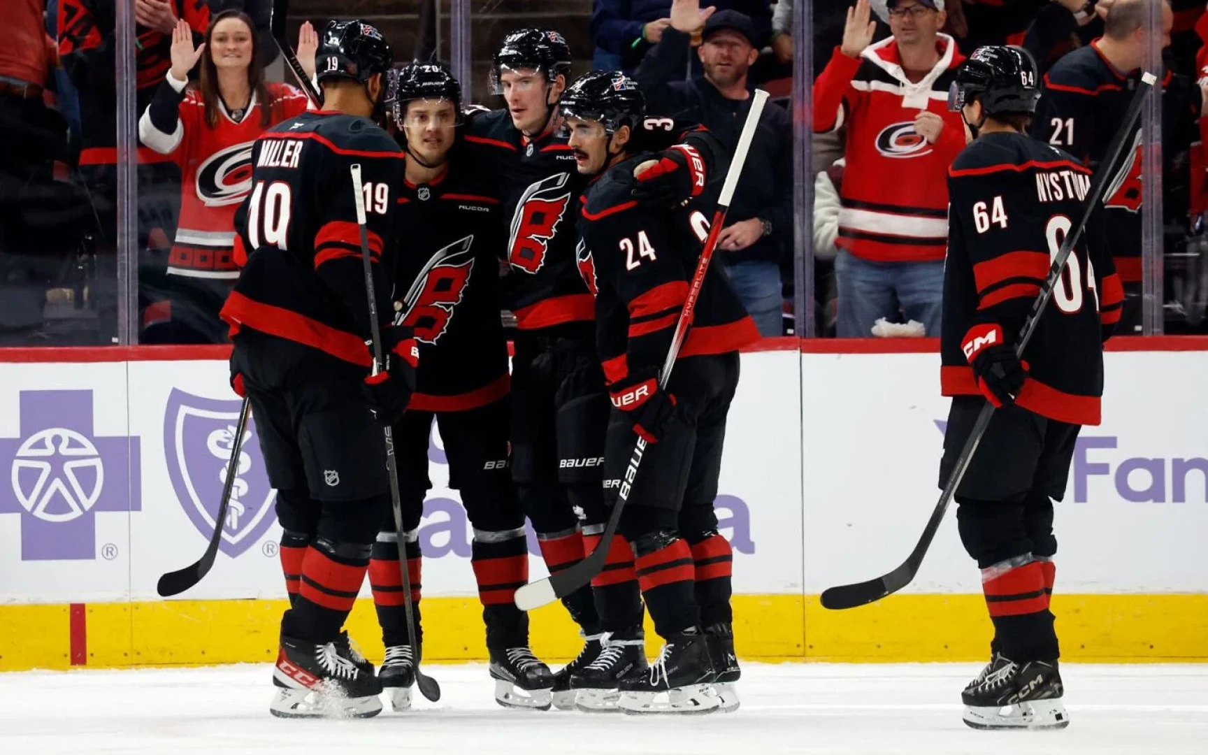 Свечников набрал три очка и принес «Каролине» победу над «Ванкувером» в матче НХЛ