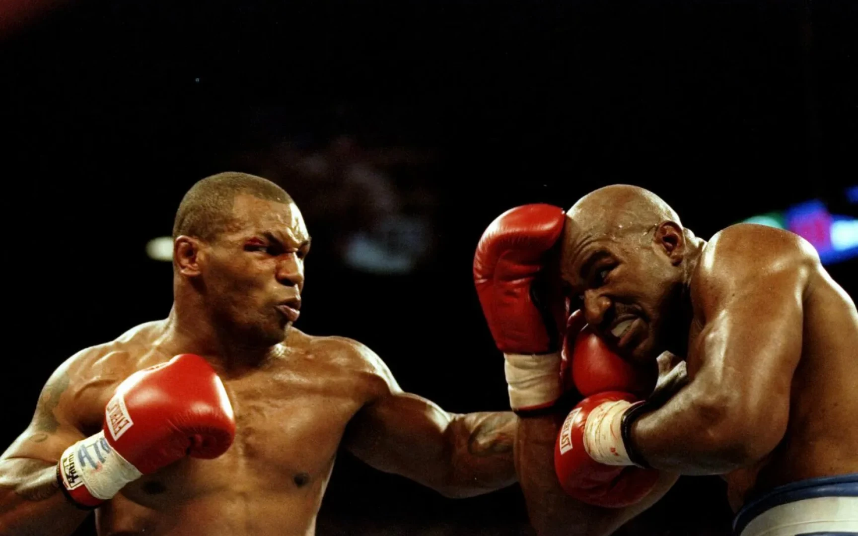 Кровь, гипс и откушенные уши: 10 самых грязных скандалов в истории мирового бокса