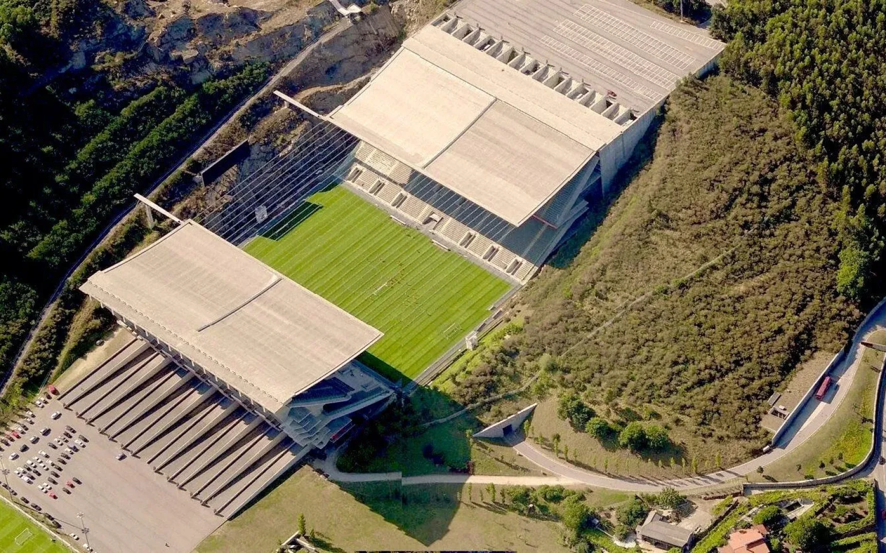 Самые необычные футбольные стадионы мира: Топ-5 арен в скалах, на воде и в горах