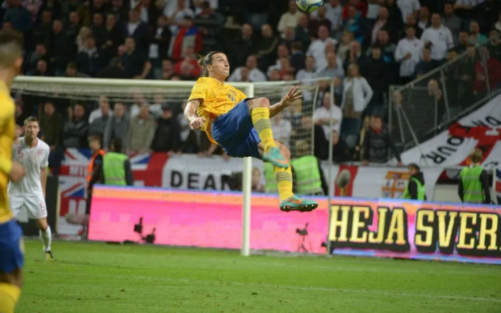 Вопреки законам физики: 8 лучших голов «ножницами» XXI века, которые мы никогда не забудем