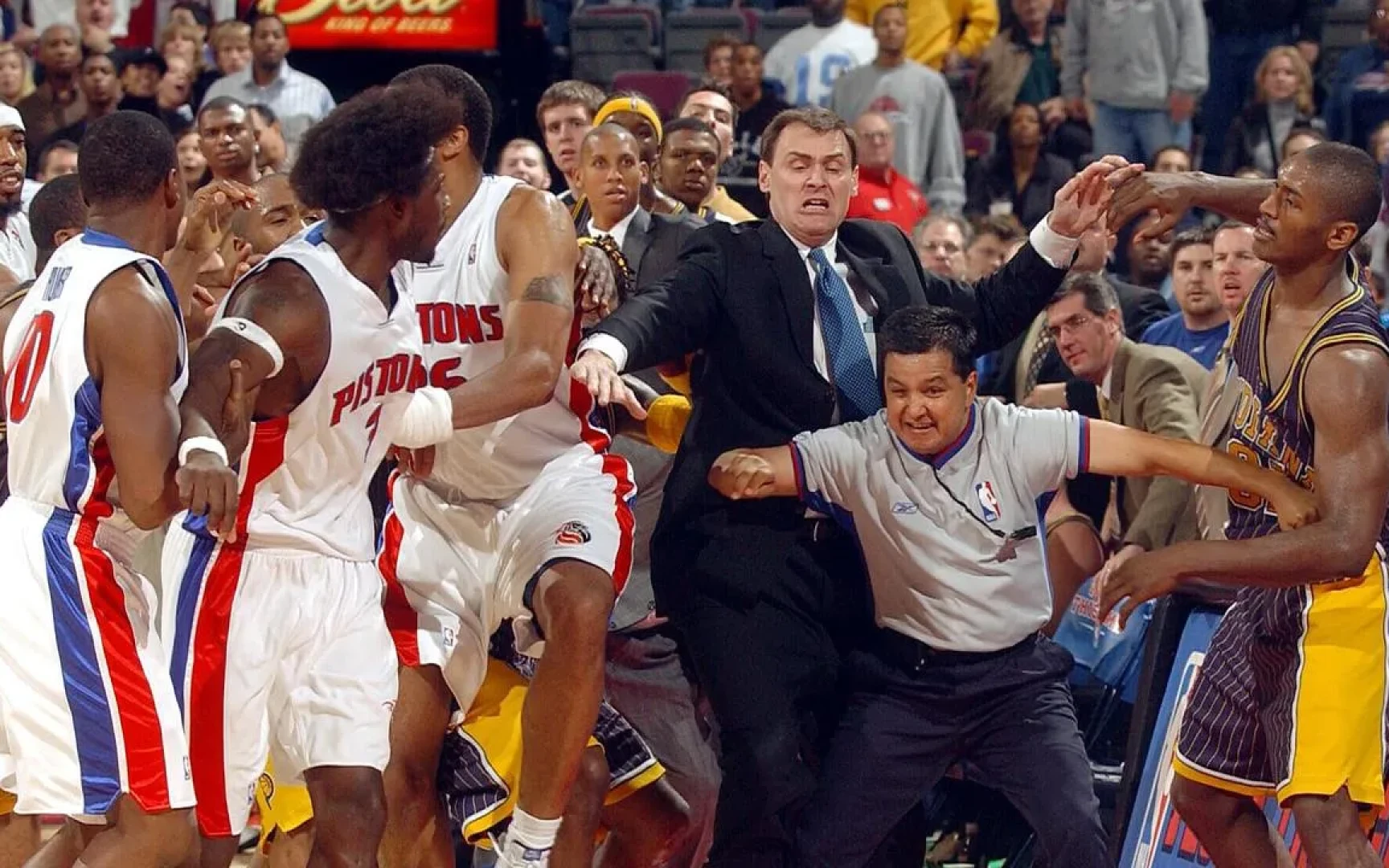 Самая массовая драка в истории НБА (игроки против фанатов)