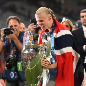 Холанд надел норвежский флаг на церемонии награждения после финала Лиги чемпионов