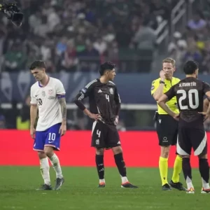 Финал Кубка наций CONCACAF между сборными США и Мексики дважды приостановлен из-за «дискриминационных возгласов».