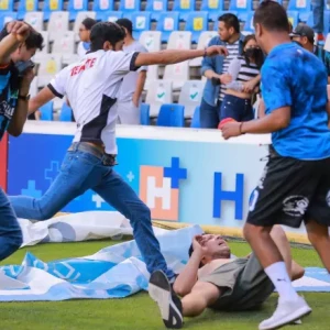 Фанаты устроили массовую драку в матче чемпионата Мексики. Пострадали 22 человека