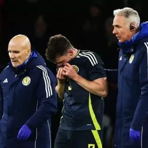 Анди Робертсон получил травму во время матча Шотландии против Северной Ирландии.