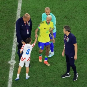 Юный болельщик в форме Хорватии утешил Неймара после поражения Бразилии