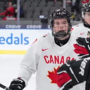 Канадская сборная безответно забросила 10 шайб в ворота Латвии на молодёжном чемпионате мира по хоккею.