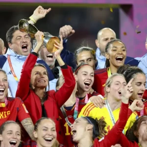 Королева Испании отметила победу на ЧМ, поднимая чемпионский кубок вместе с футболистками