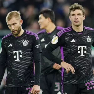 "Саарбрюкен из третьего дивизиона шокировал Баварию Мюнхен в Кубке Германии после гола на 96-й минуте"