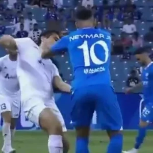 Неймар толкнул соперника и ударил в него мячом во время матча азиатской Лиги чемпионов