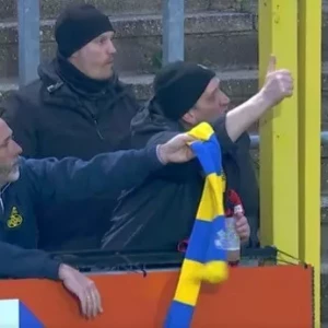 В Бельгии болельщики соперничающих команд обменялись шарфами