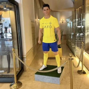 Статую Роналду установили в иранском отеле