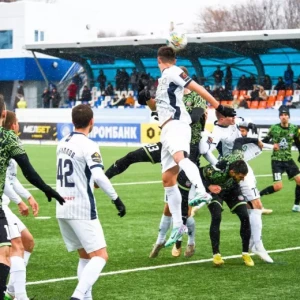 Футбольный клуб "Нефтехимик" одержал третью победу подряд, победив на домашнем поле команду "КАМАЗ".