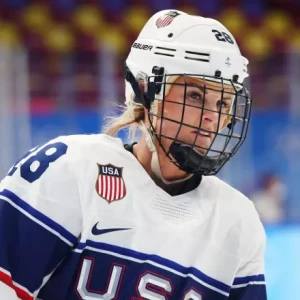 Хоккеистка сборной США Аманда Кессел травмировала судью случайным ударом клюшкой