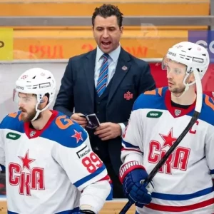 Игрок СКА поделился, как команда поздравила Ротенберга с 100-й победой в КХЛ.
