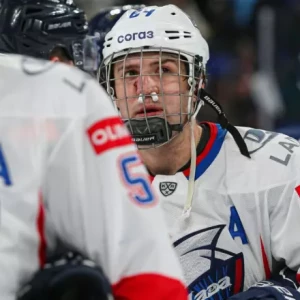Хоккеист «Лады» Алтыбармакян завершил матч КХЛ против «Сибири» с переломом носа.