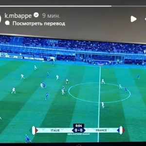 Футболист "Реала" Килиан Мбаппе наблюдает за матчем между сборными Франции и Италии по телевизору.