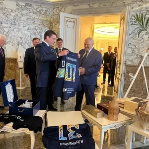 Губернатор Нижегородской области подарил Лукашенко именной свитер «Торпедо»