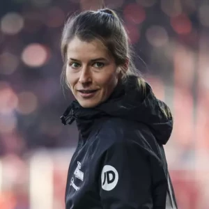 Мари-Луиза Эта заходит в историю, став первой женщиной, которая возглавляет мужскую команду в матче Бундеслиги.