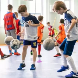 В 150 школах России стали обязательными уроки футбола