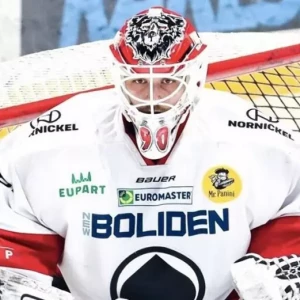 Российского хоккеиста в Финляндии заставили заклеить триколор на шлеме