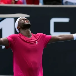 Фрэнсис Тиафо одерживает трудную победу после того, как ему стало плохо на Australian Open.