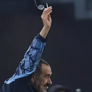 Коуча «Лацио» Маурицио Сарри жестко сбил Игнасио Пуссетто во время матча с «Удинезе». Очки целы