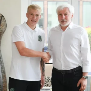 Кривцов, полузащитник сборной России, оставляет "Краснодар" и продлевает контракт.