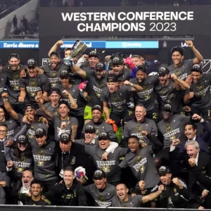 ЛАФК сыграет за титул чемпиона МЛС два года подряд после победы над Хьюстоном 2-0 в финале Западной конференции.
