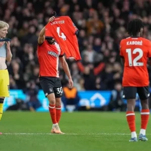 Игрок команды «Лутон Таун» отметил свой гол, надев футболку Локьера, у которого случилась остановка сердца.