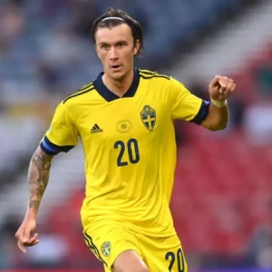 Футболист из Швеции Кристофер Ольссон помещен на аппарат искусственной вентиляции легких из-за «острого заболевания, связанного с мозгом».