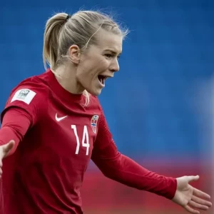 Норвежская футболистка объяснила свой внезапный уход с поля сразу после исполнения гимна