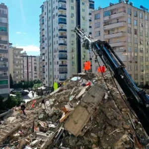 Голкипера турецкого клуба не могут найти под завалами после землетрясения