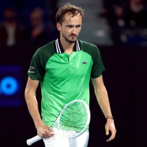 Медведеву не легко стартовать на Australian Open, но травма соперника оказалась в его пользу.