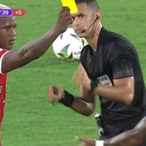 Футболист Марлон Торрес показал карточку сопернику в матче чемпионата Колумбии