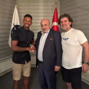 Экс-хавбек «МЮ» Нани перешел в турецкий клуб «Адана Демирспор». Контракт подписан по схеме «1+1»