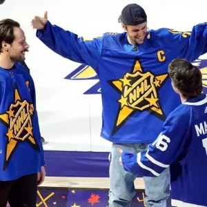 Джастин Бибер великолепно выступает в роли капитана команды Мэтьюса на Матче всех звезд НХЛ