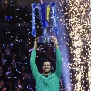 Новак Джокович выигрывает рекордный седьмой титул на ATP Finals после победы над Янником Синнером, чтобы завершить потрясающий год для первого номера мира.