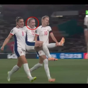 Футболистки сборной Норвегии на руках унесли травмированную партнёршу во время матча ЧМ