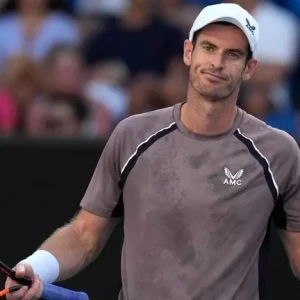 Анди Маррей потерпел болезненное поражение в трех сетах от Томаса Этчеверри на Australian Open в Мельбурне.
